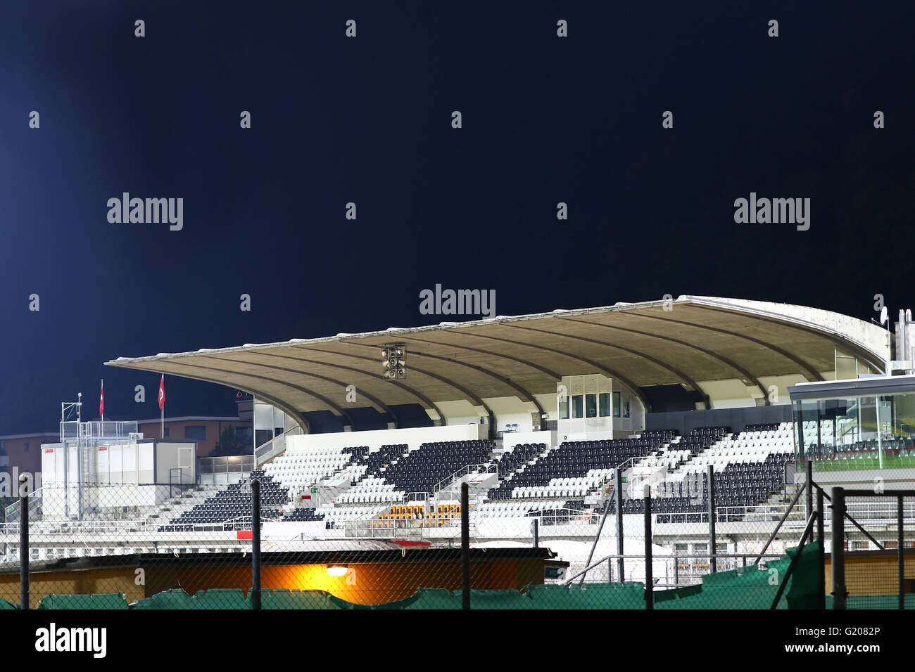 Tribüne in einem Sportstadion in der Nacht Stockfoto