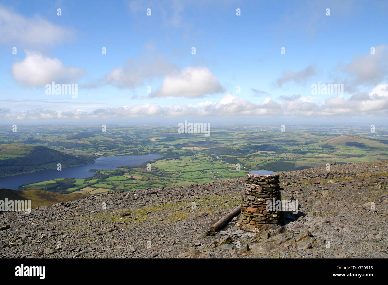 Blick von der Gipfel Skiddaw auf der Suche nach Nordwesten einschließlich Bassenthwaite Lake und den Cumbrian Niederungen. Stockfoto