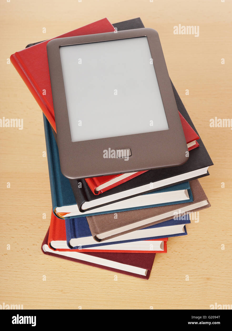 e-Book-Reader auf Stapel Bücher Stockfoto