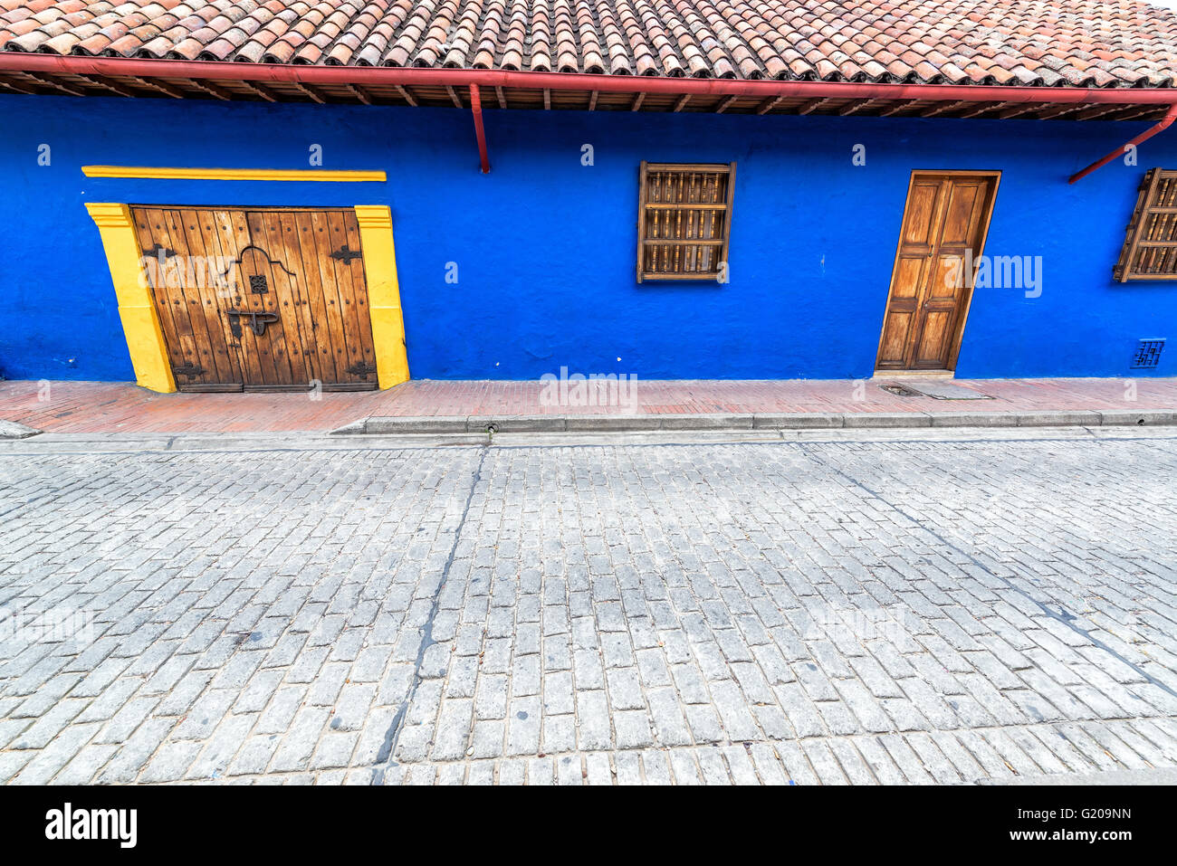 Blaue Kolonialarchitektur in La Candelaria Nachbarschaft in Bogota, Kolumbien Stockfoto