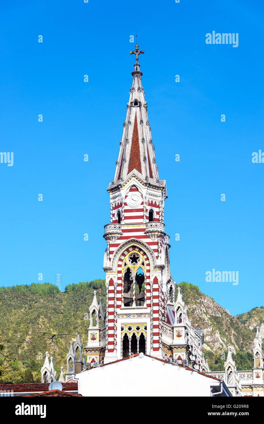 Schöne Streifen Turm der Kirche El Carmen in La Candelaria Nachbarschaft in Bogota, Kolumbien Stockfoto