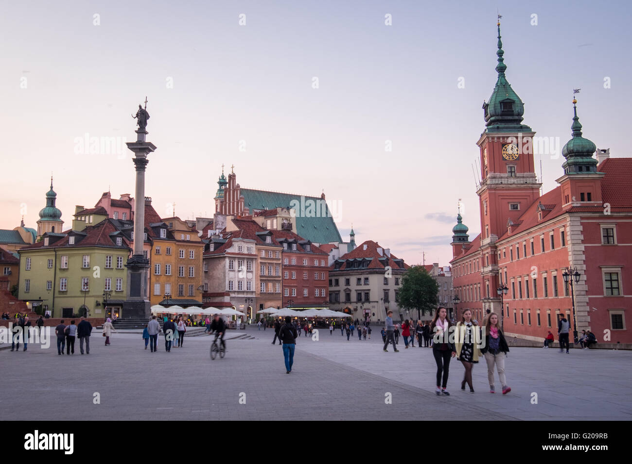 Menschen genießen einen Abend in Warschaus Altstadt Stockfoto