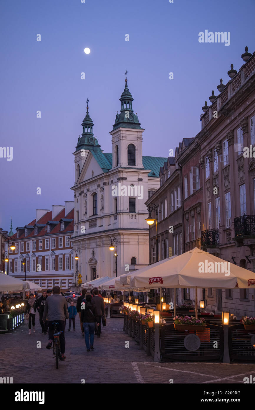 Menschen, die einen mondhellen Abend in Warschaus Altstadt genießen Stockfoto