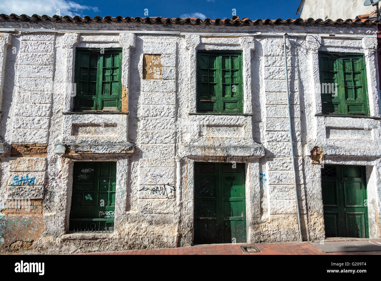 Historischen weißen und grünen Bauens in La Candelaria Nachbarschaft in Bogota, Kolumbien Stockfoto