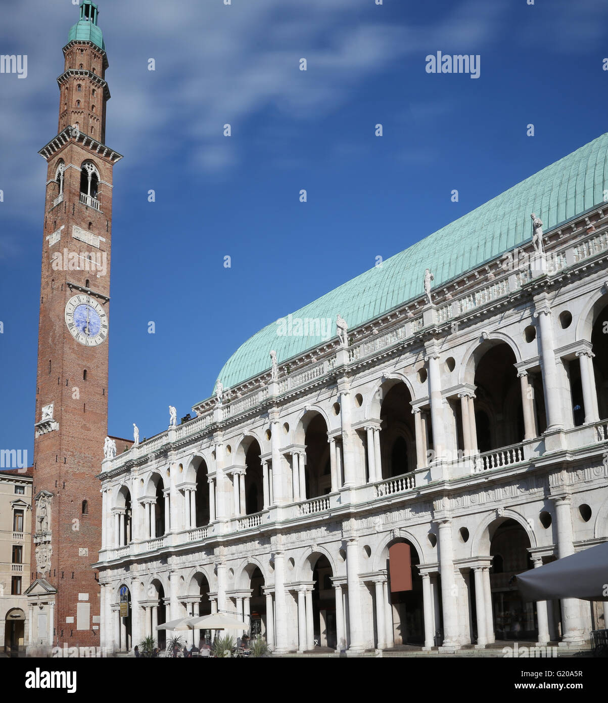 Vicenza, Italien. Alten Turm genannt Basilica Palladiana auf dem Hauptplatz der Stadt und blauer Himmel mit Wolken bewegen Stockfoto