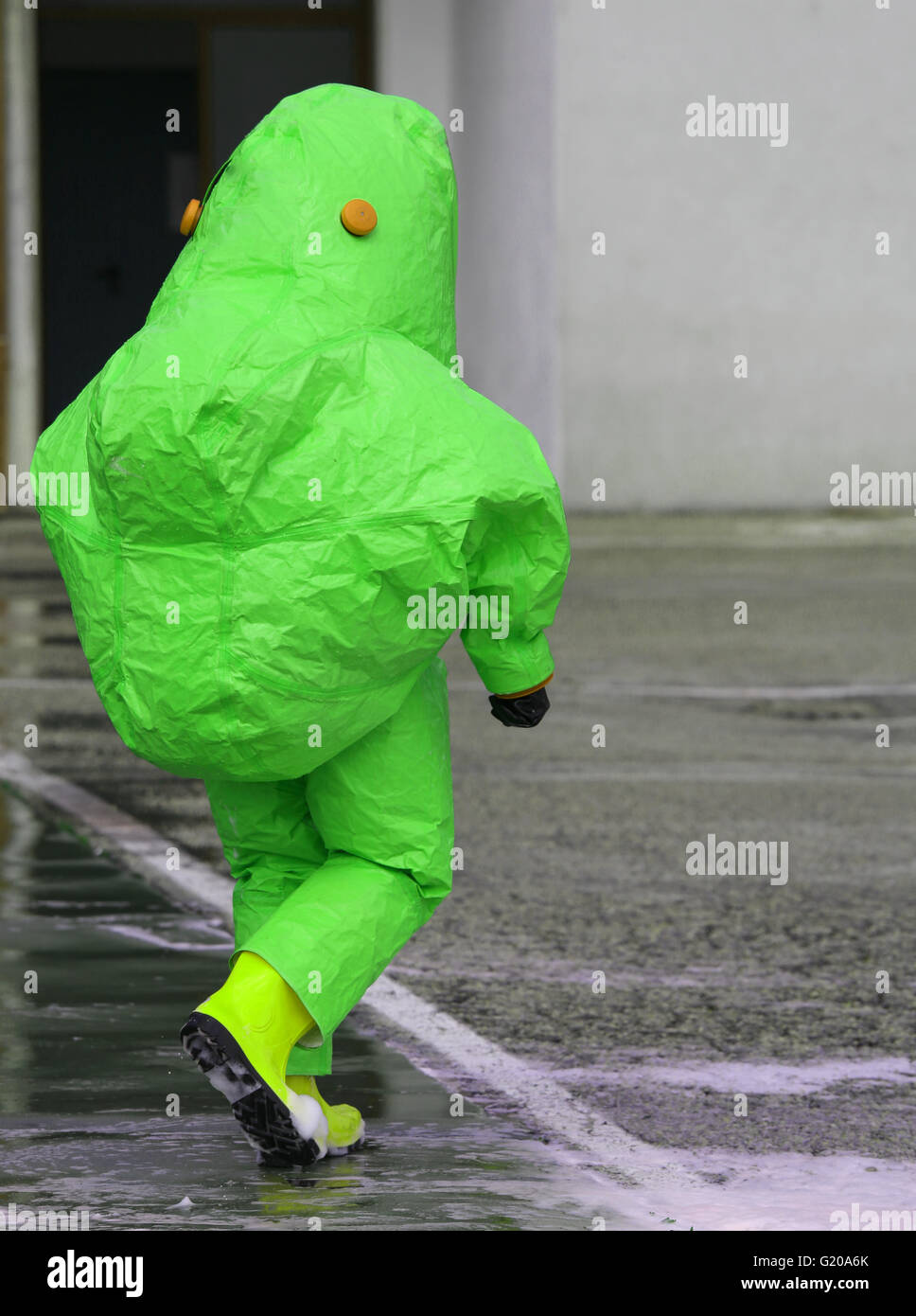 Mann mit grünen Schutzausrüstung gegen biologische Gefahr Stockfoto