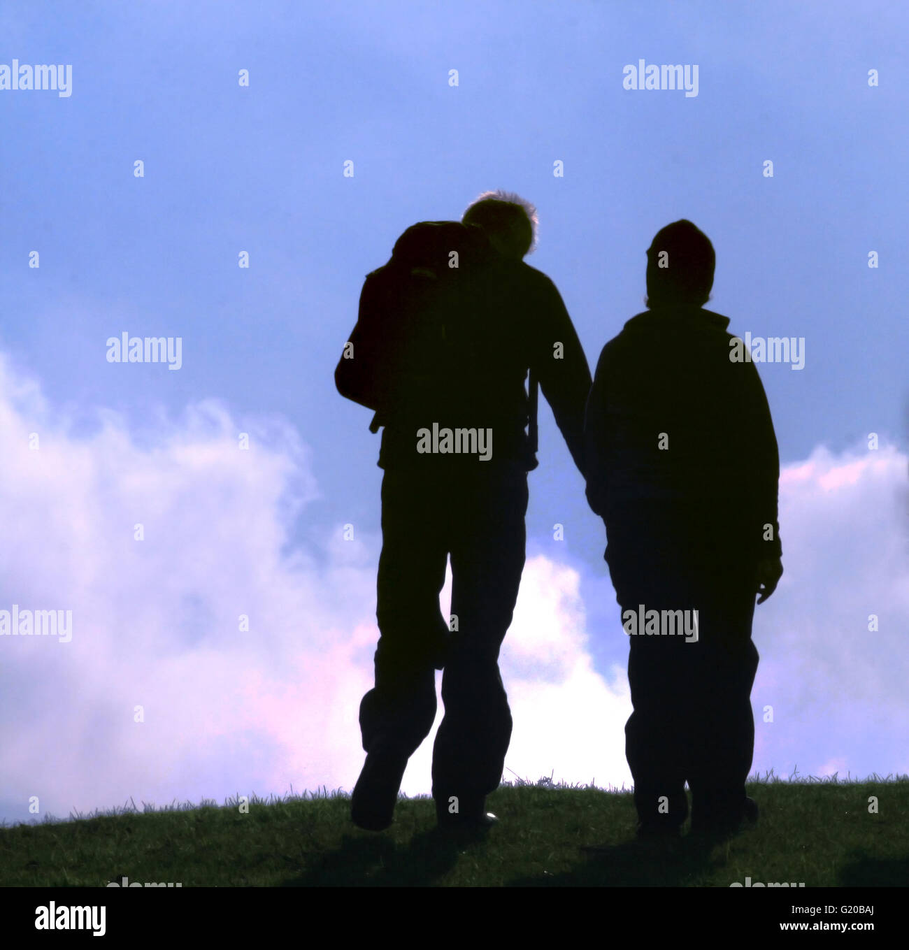 Silhouette von zwei Personen mit blauem Himmel Wandern Stockfoto