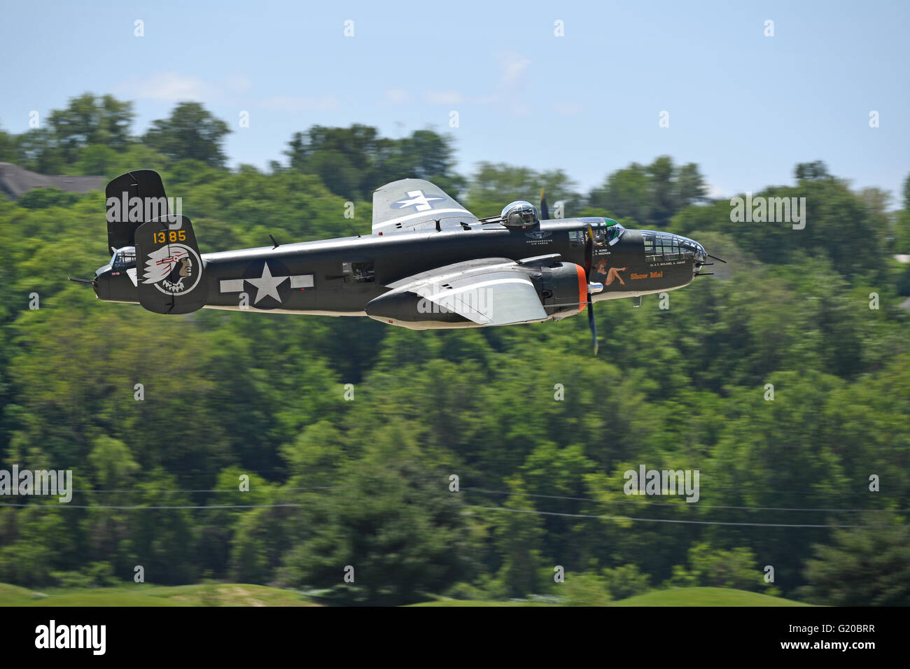 Saint Louis, Missouri, USA – 15. Mai 2016: B-25 Mitchell Bomber fliegen auf der Luftfahrtmesse Spirit of Saint Louis in Saint Louis, Missouri. Stockfoto