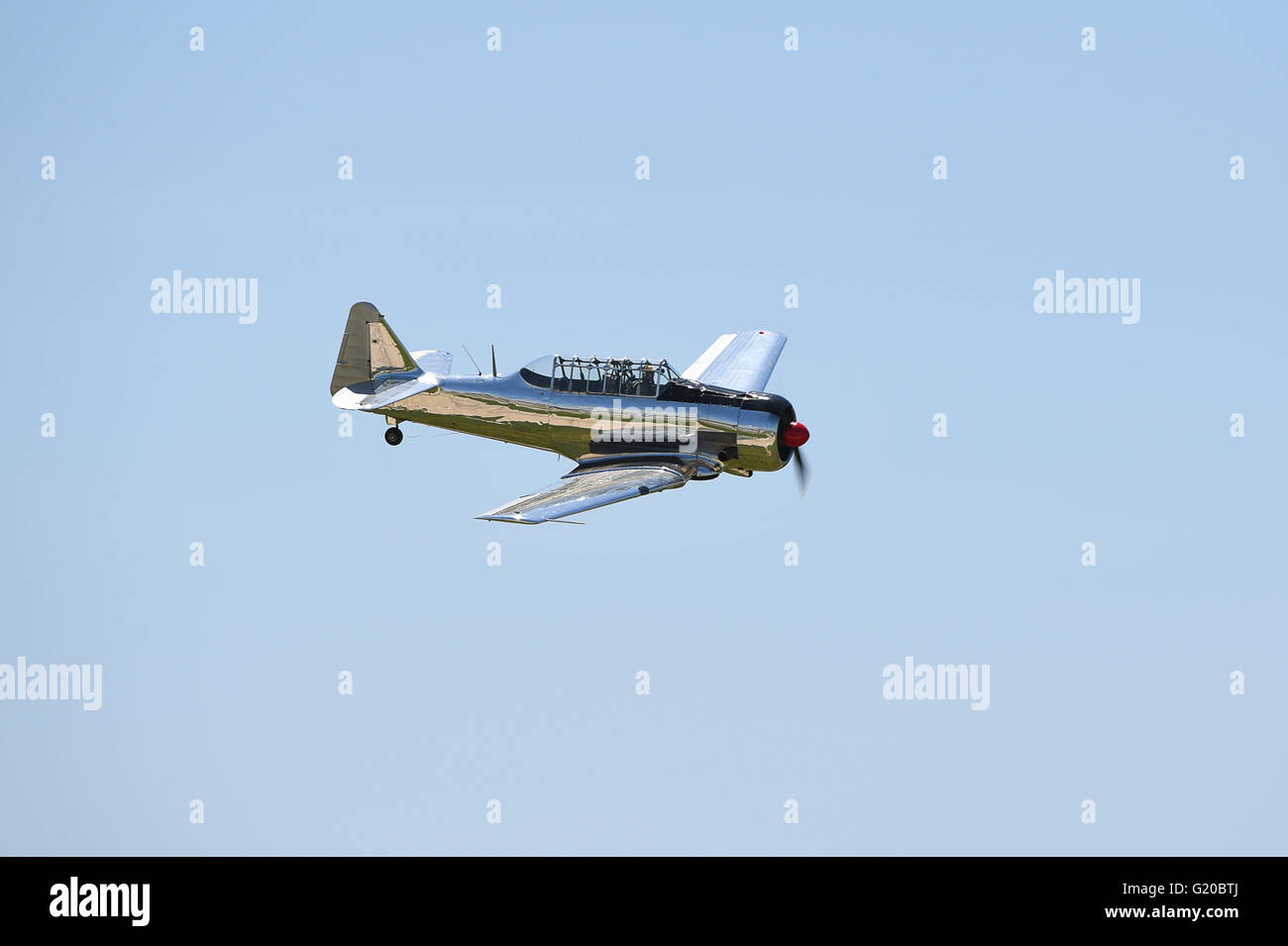 Saint Louis, Missouri, USA – 15. Mai 2016: AT-6 Texan fliegen auf der Luftfahrtmesse Spirit of Saint Louis in Saint Louis, Missouri.Louis Stockfoto