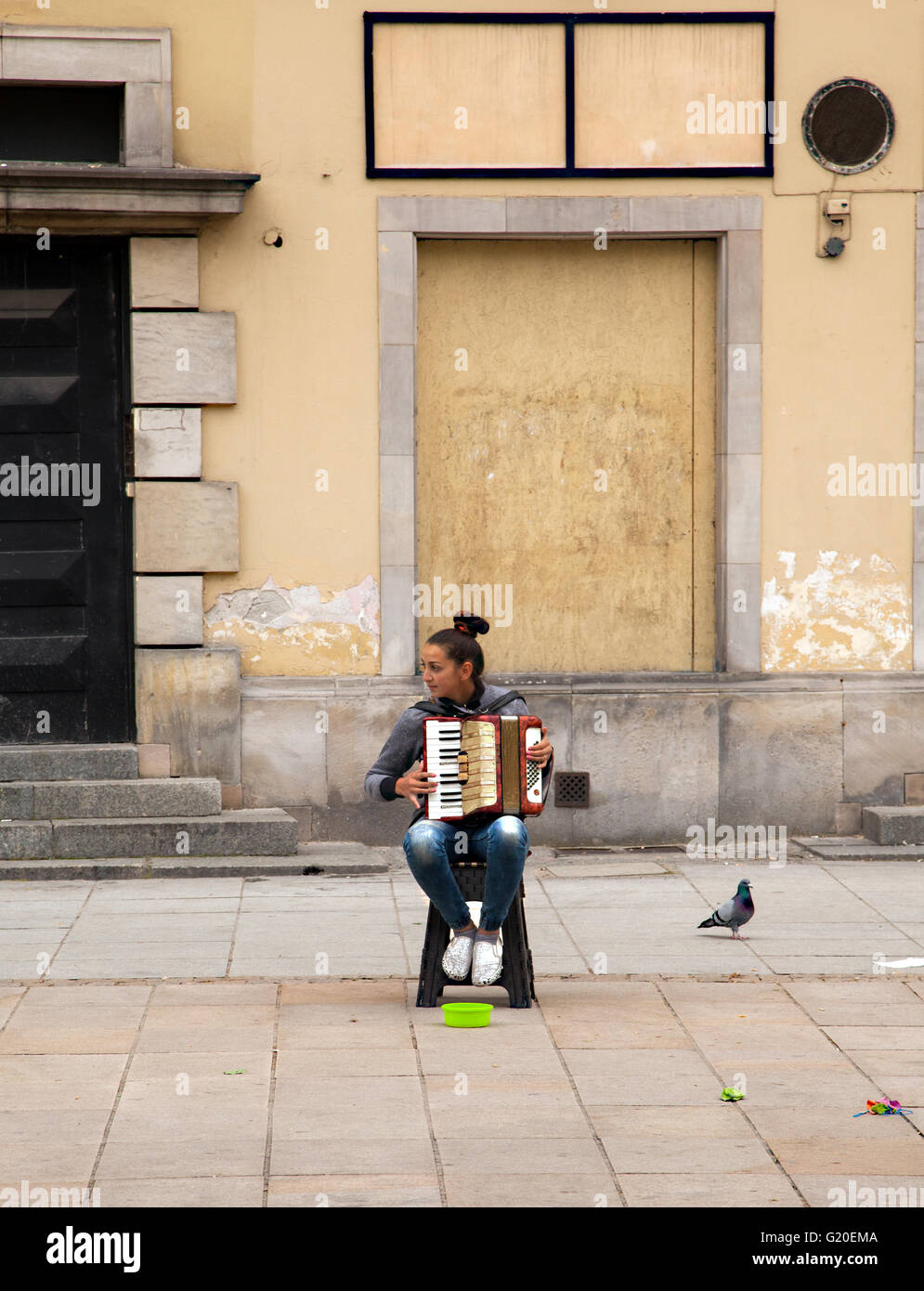 Mädchen Straße Straßenmusiker in Warschau Polen spielt Klavier Akkordeon Stockfoto