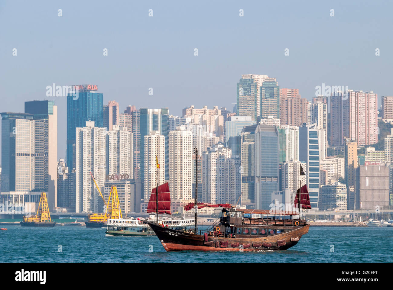 Hong Kong Skyline von Kowloon und Victoria Bay, mit einem typischen Boot (junk) Segeln Stockfoto