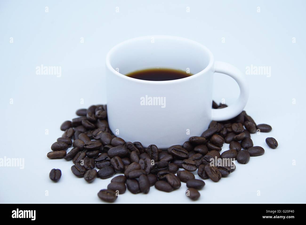 Eine Tasse Kaffee mit Kaffeebohnen dekoriert Stockfoto