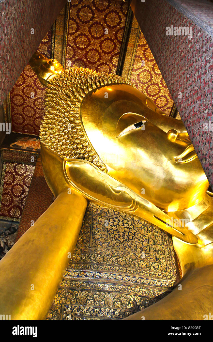 Liegender Buddha gold-Statue, Wat Pho, Bangkok, Thailand. Stockfoto