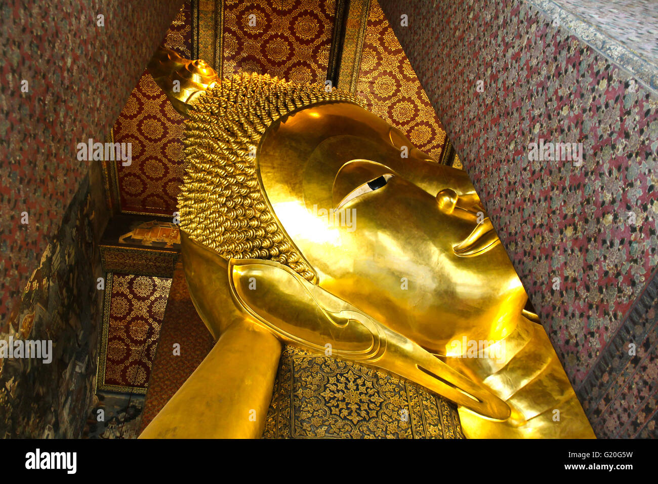 Liegender Buddha gold-Statue, Wat Pho, Bangkok, Thailand. Stockfoto
