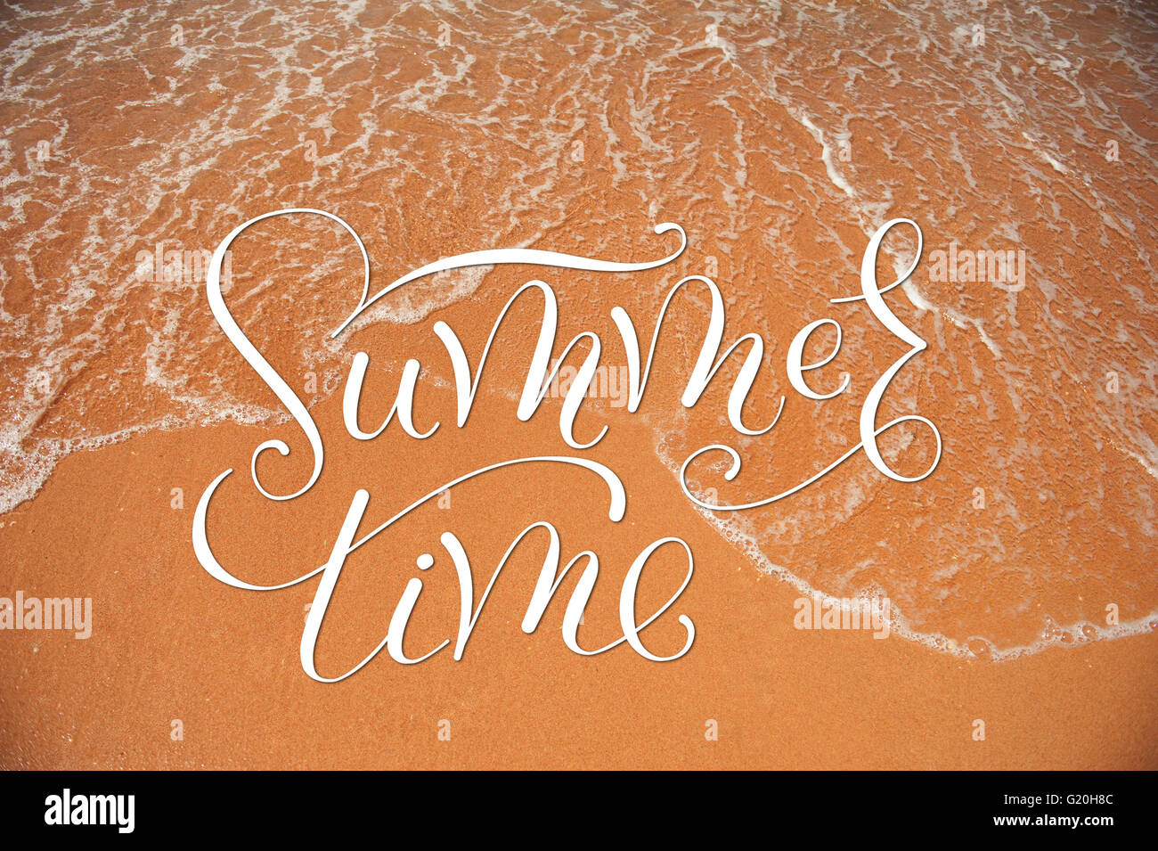 Welle des Meeres auf den Sand Strand und Worte Sommerzeit Stockfoto