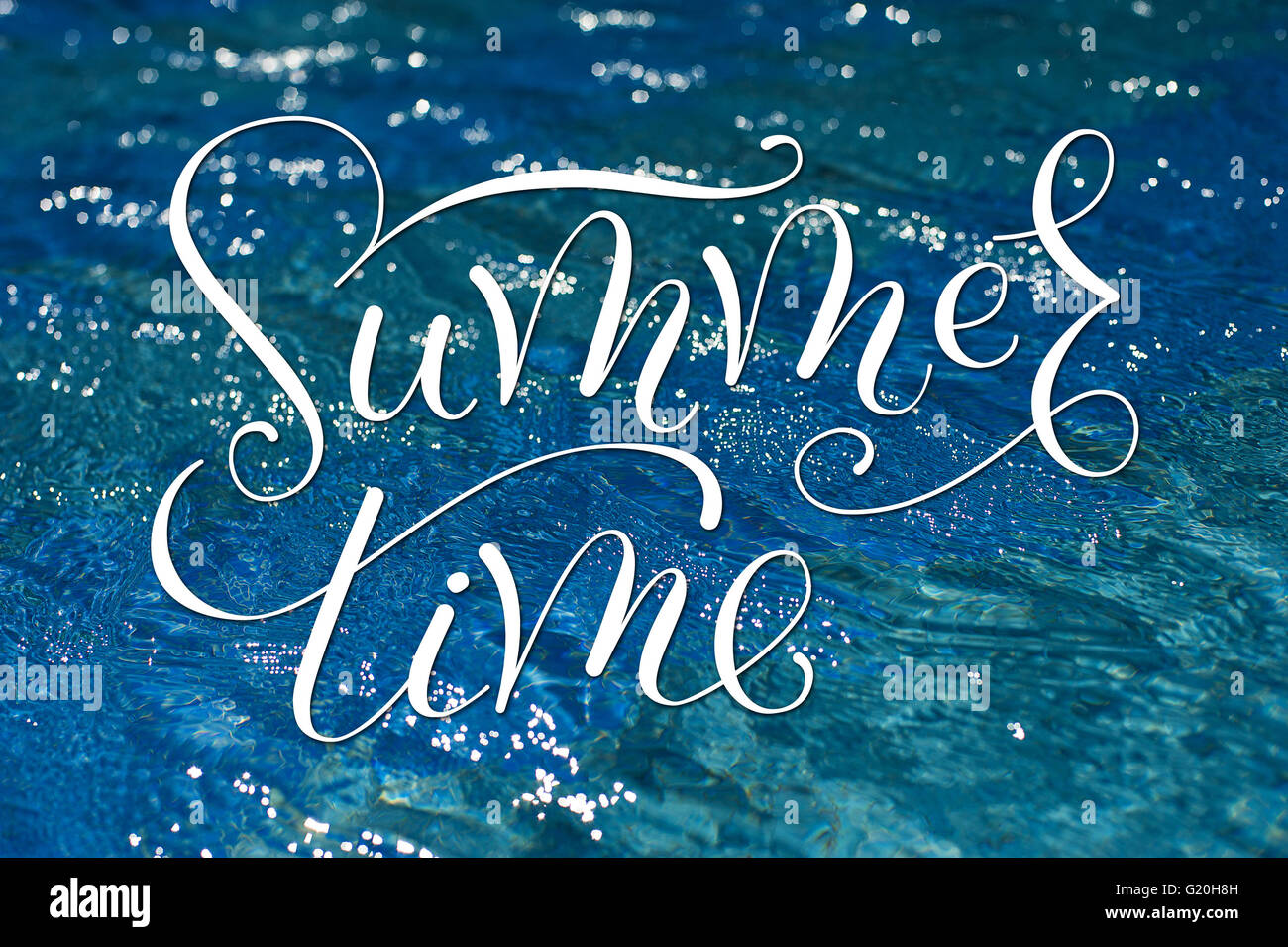 Muster Wasser Textur in einem Schwimmbad und Worte Sommerzeit Stockfoto
