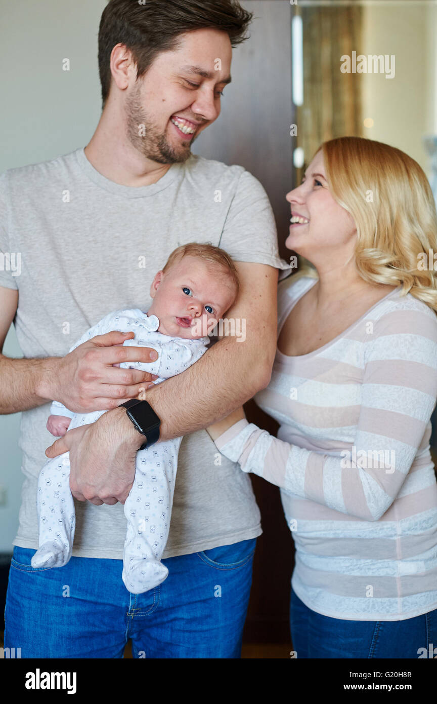 Portrait von junge glückliche Familie mit einem baby Stockfoto