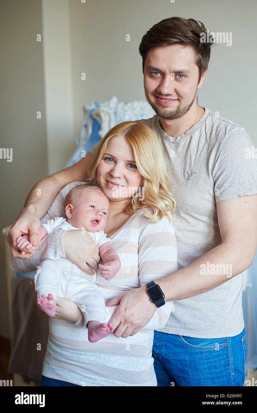 Portrait von junge glückliche Familie mit einem baby Stockfoto