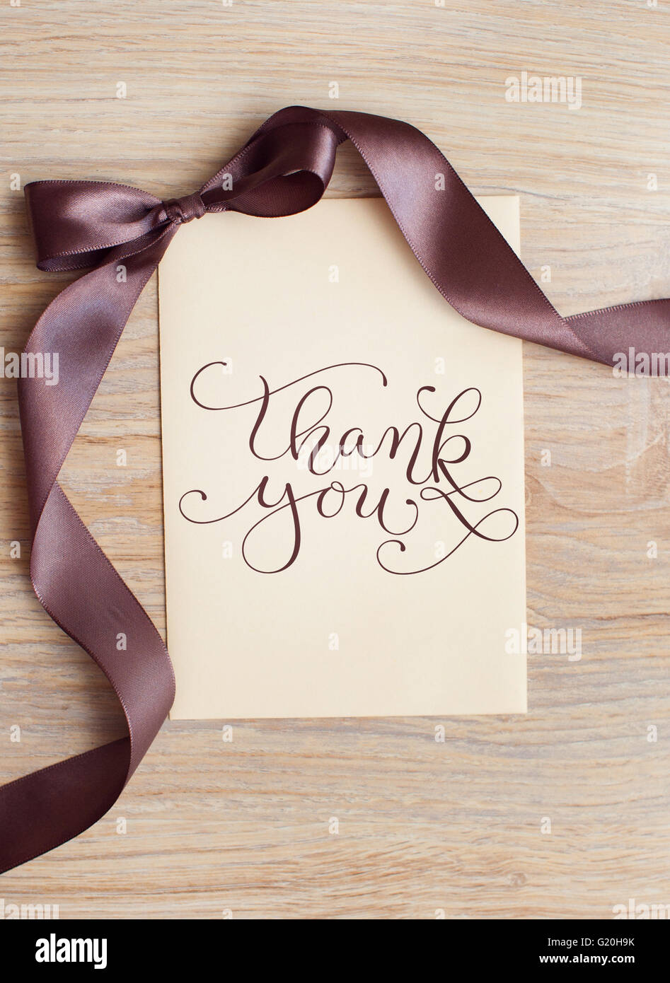 Nahaufnahme von Karte Hinweis mit braunen Band und Worte danke Stockfoto