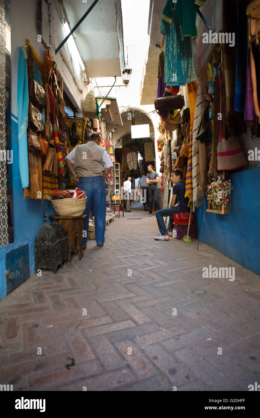 Tanger, Marokko - 20. August 2014: schmale Straße von Tanger Medina mit Verkäufern und Handwerk Stockfoto
