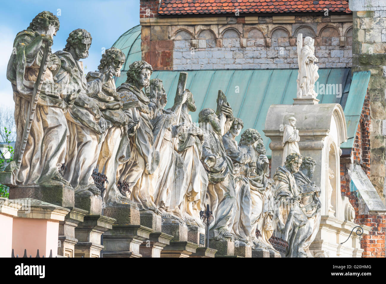Die Kirche der Apostel Krakow, Blick auf die Statuen der 12 Apostel, die sich am Eingang zur Kirche der Heiligen Peter und Paul, Krakow, Polen, Europa befinden. Stockfoto