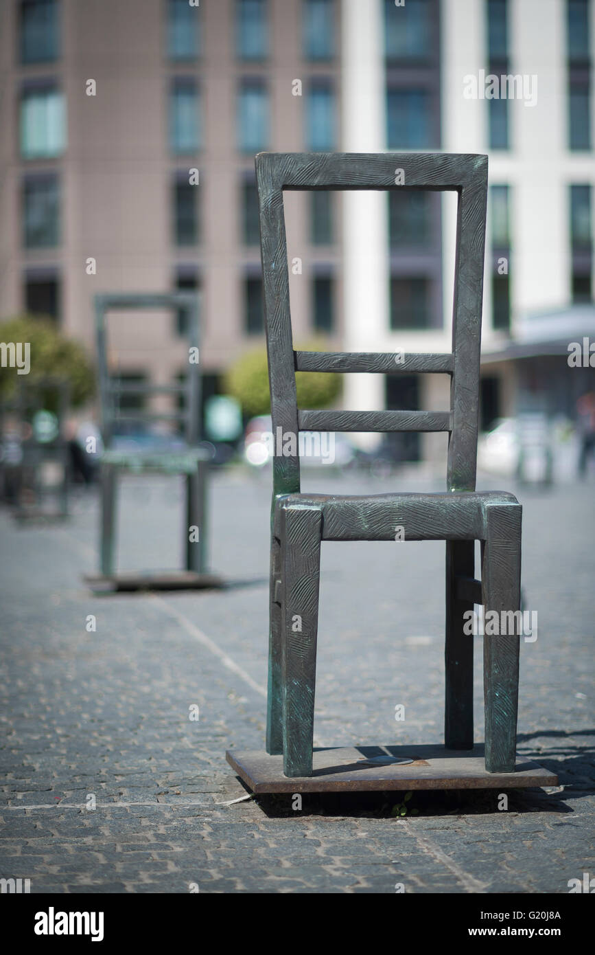 Plac Bohaterow Getta Krakow, Blick auf leere Stühle in Plac Bohaterow Getta, die die Rückwürfe von Besitzungen von juden im zweiten Weltkrieg in Polen symbolisieren Stockfoto