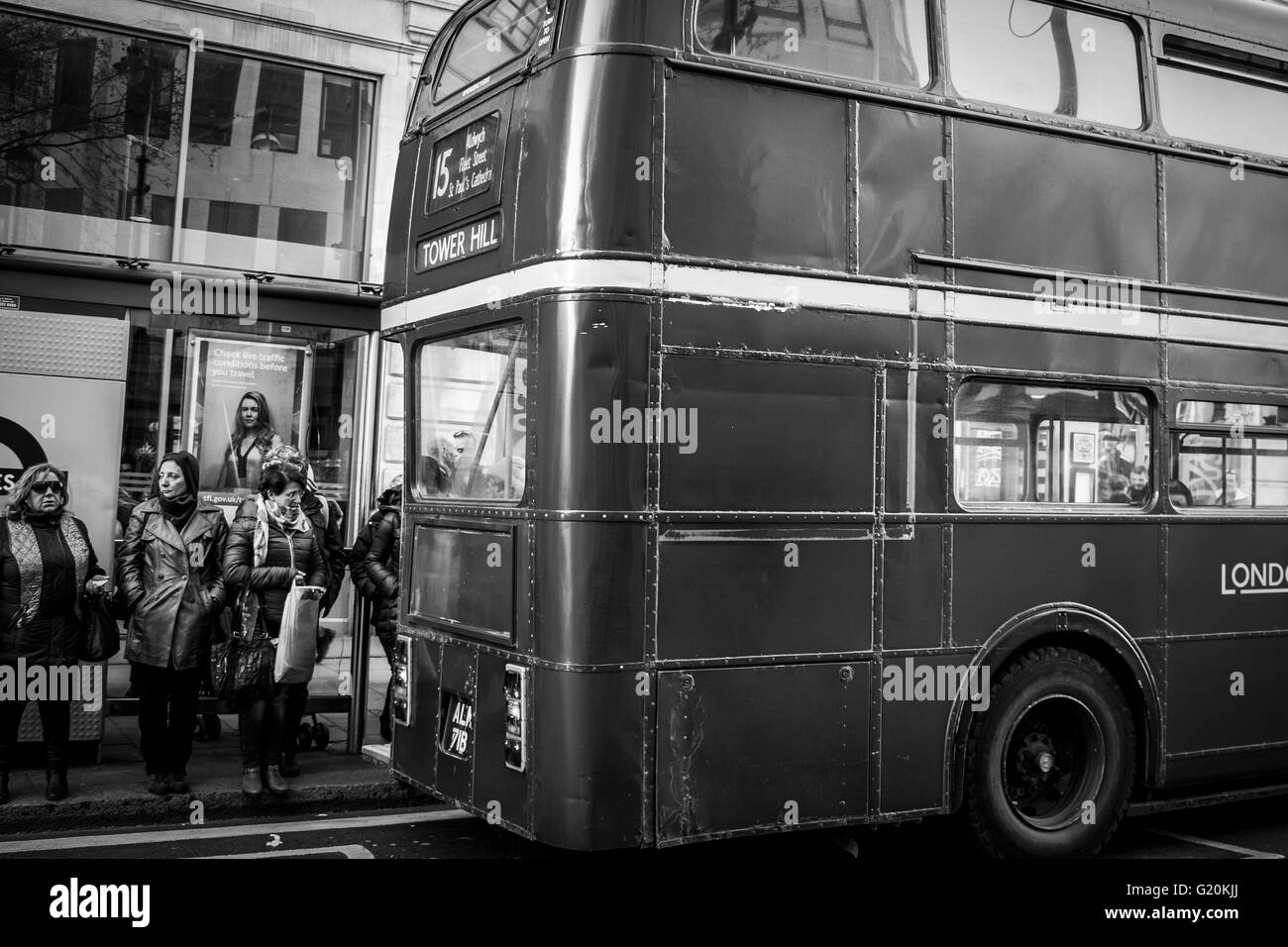 Nummer 15 Routemaster Bus wartet auf Passagiere in The Strand London Stockfoto