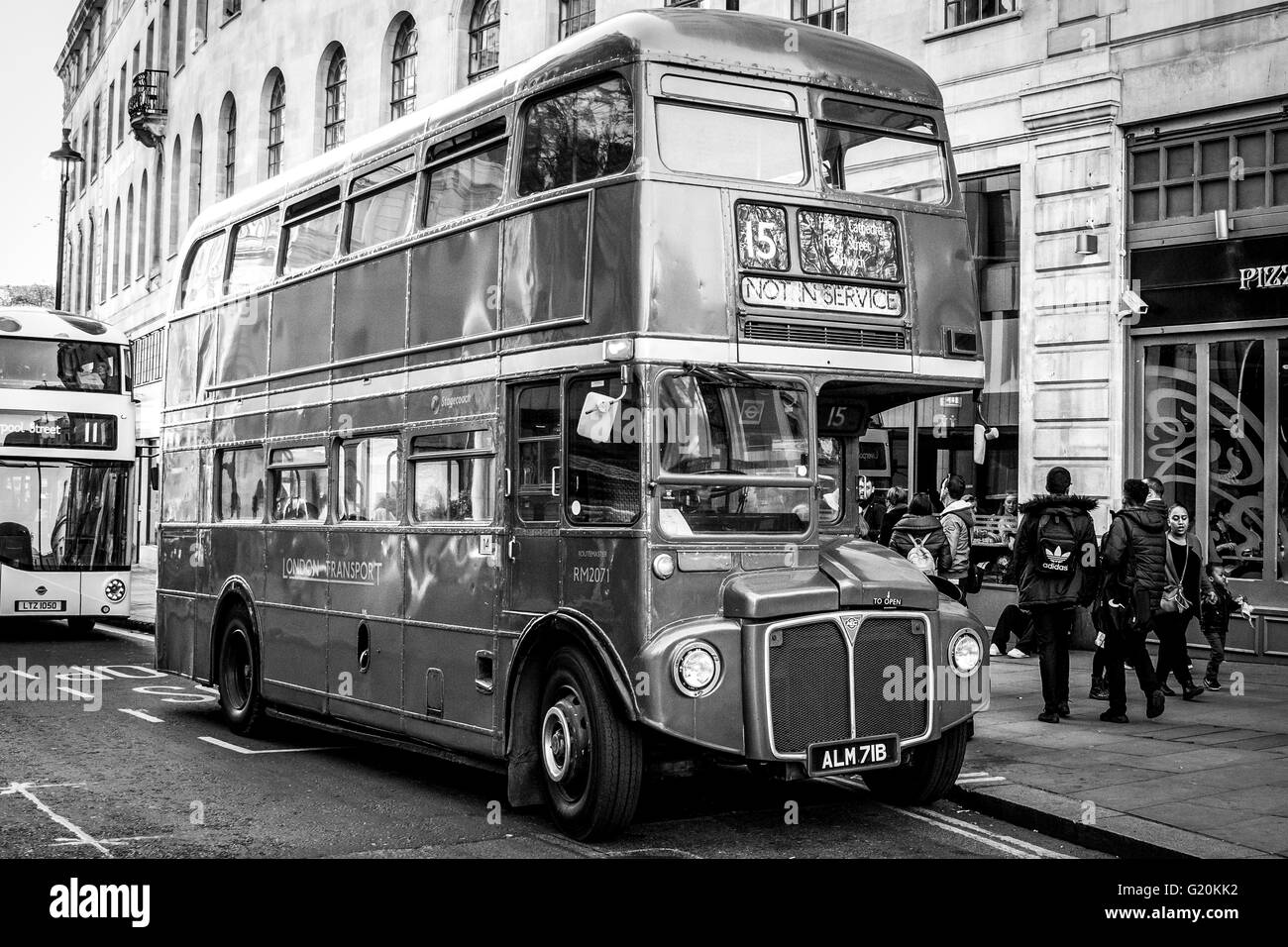 Nummer 15 Routemaster Bus parkte im Strand London Stockfoto