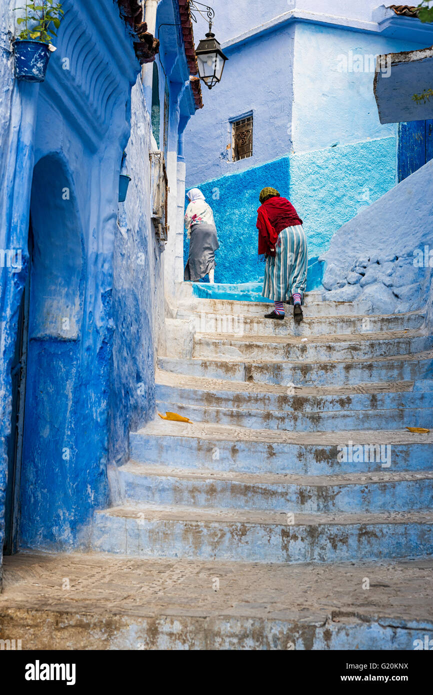 Chefchaouen, Marokko - 10. April 2016: Frauen Klettern eine Treppe in die Stadt Chefchaouen in Marokko. Stockfoto