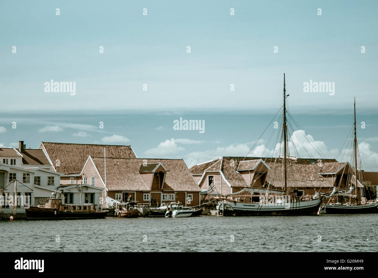 Küste mit Häuser und Boote Stockfoto