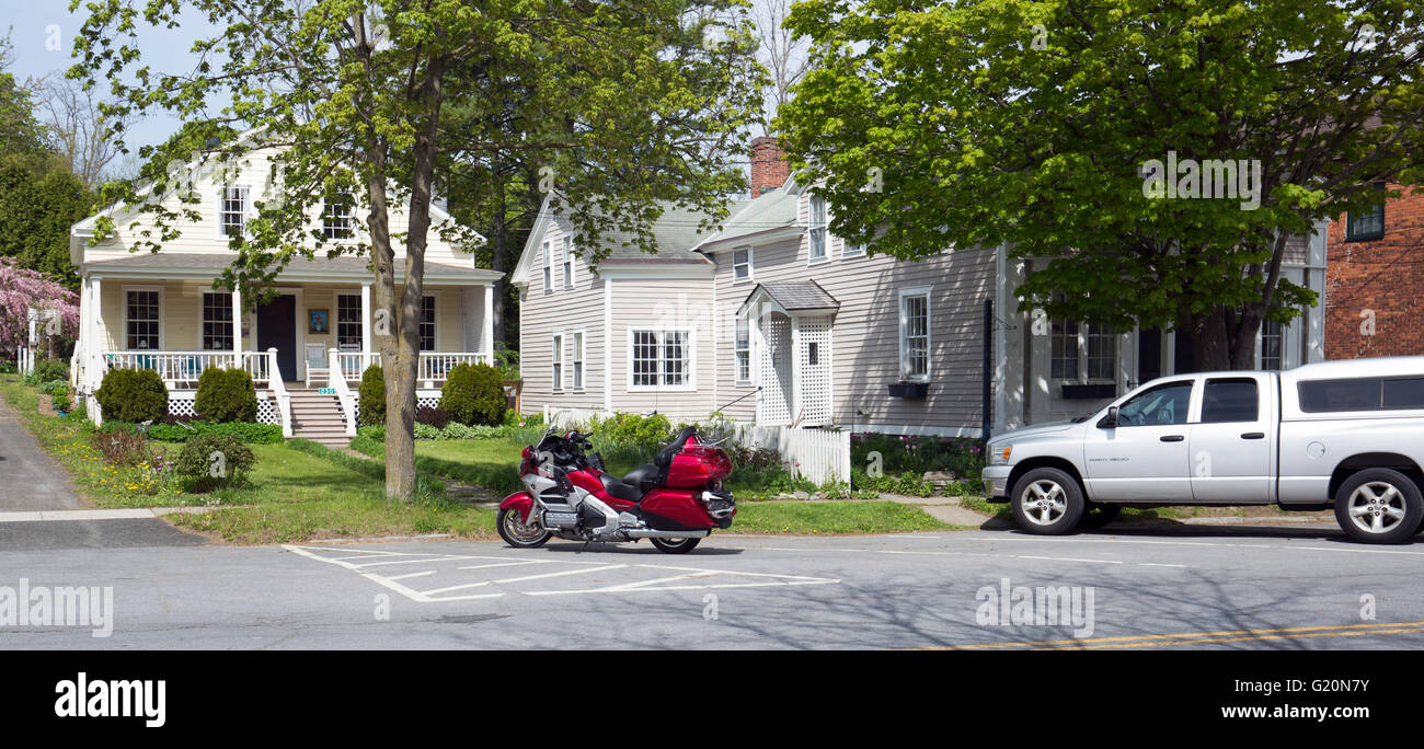 Roten Honda Goldwing Motorrad und Pickup-Truck LKW Parken an der Straße. Stockfoto