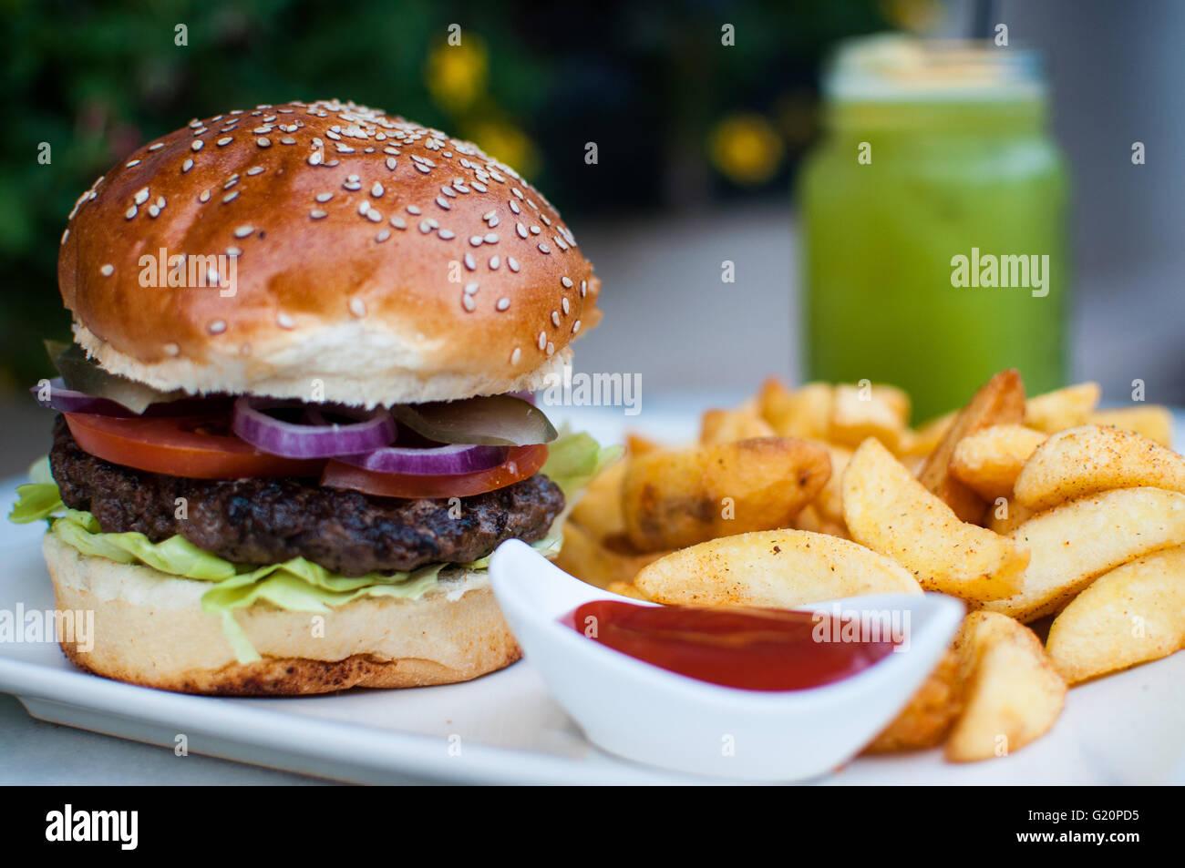 Burger mit Kartoffeln und Tomaten Sauce - ein Close-up für millenials Stockfoto
