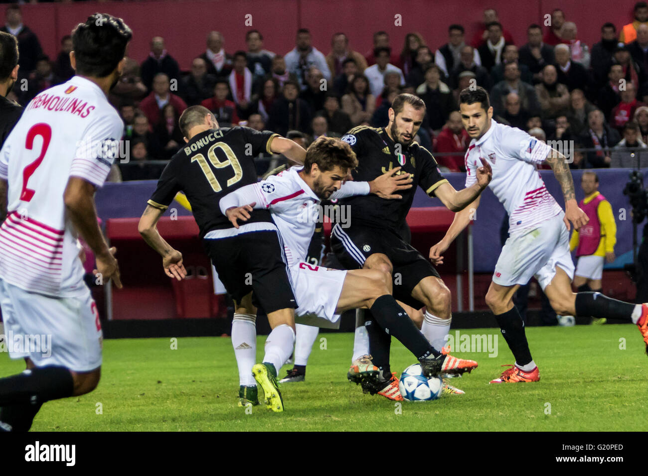 Fernando Llorente von Sevilla (C) kämpft um den Ball in der Gruppe D der UEFA Champions League-Fußballspiel zwischen Sevilla FC und Juventus Turin im Estadio Ramon Sanchez Pizjuan in Sevilla, Spanien, 8. Dezember 2015 Stockfoto