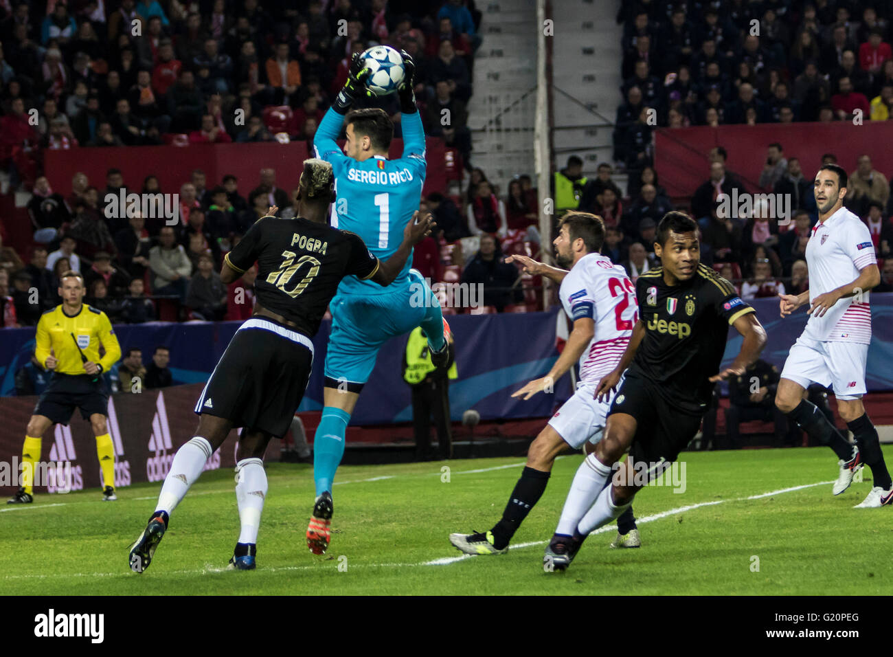 Sergio Rico von Sevilla (C) blockt vor Paul Pogba von Juventus Turin (L) in der Gruppe D der UEFA Champions League-Fußballspiel zwischen Sevilla FC und Juventus Turin im Estadio Ramon Sanchez Pizjuan in Sevilla, Spanien, 8. Dezember 2015 Stockfoto