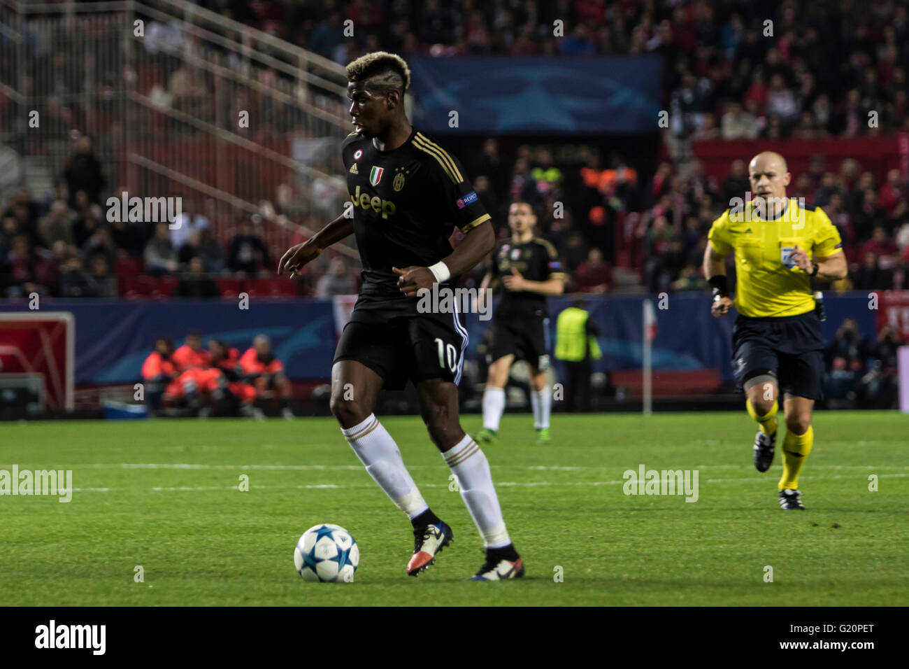 Paul Pogba von Juventus Turin in Aktion während der Gruppe D der UEFA Champions League-Fußball-match zwischen Sevilla FC und Juventus Turin im Estadio Ramon Sanchez Pizjuan in Sevilla, Spanien, 8. Dezember 2015 Stockfoto