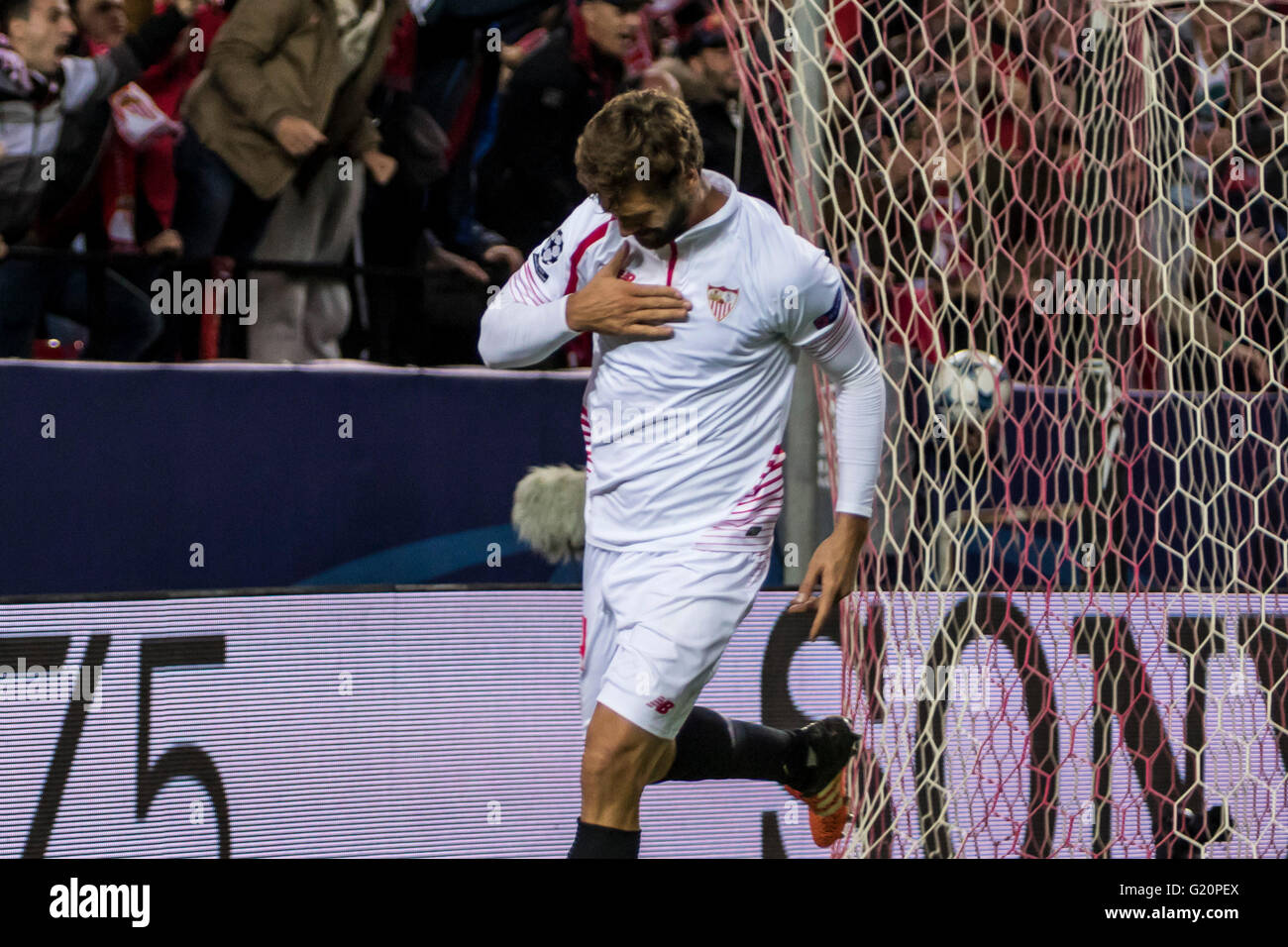 Fernando Llorente von Sevilla feiert nach seinem Tor 1-0 in der UEFA Champions League-Gruppe D-Fußballspiel zwischen Sevilla FC und Juventus Turin im Estadio Ramon Sanchez Pizjuan in Sevilla, Spanien, 8. Dezember 2015 Stockfoto
