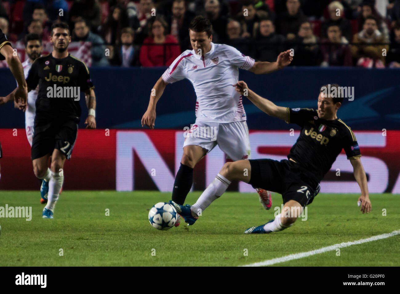Konopljanka von Sevilla (L) kämpft um den Ball in der Gruppe D der UEFA Champions League-Fußballspiel zwischen Sevilla FC und Juventus Turin im Estadio Ramon Sanchez Pizjuan in Sevilla, Spanien, 8. Dezember 2015 Stockfoto