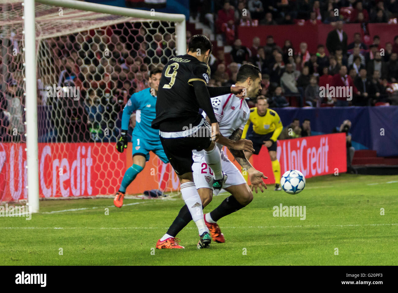 Alvaro Morata von Juventus Turin (L) schießt vor Vitolo of Sevilla (R) in der Gruppe D der UEFA Champions League-Fußballspiel zwischen Sevilla FC und Juventus Turin im Estadio Ramon Sanchez Pizjuan in Sevilla, Spanien, 8. Dezember 2015 Stockfoto