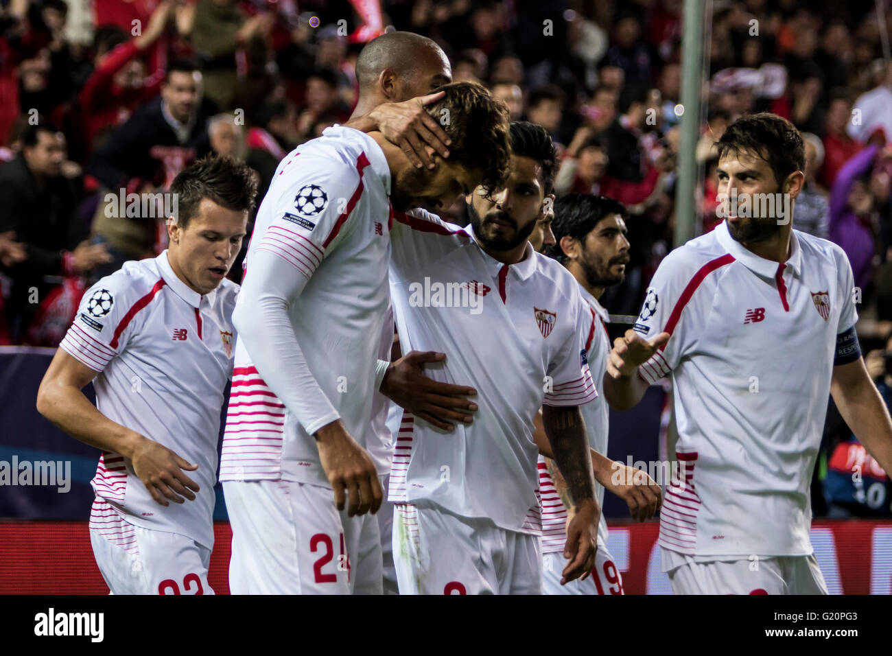 Fernando Llorente von Sevilla feiert nach seinem Tor 1-0 in der UEFA Champions League-Gruppe D-Fußballspiel zwischen Sevilla FC und Juventus Turin im Estadio Ramon Sanchez Pizjuan in Sevilla, Spanien, 8. Dezember 2015 Stockfoto