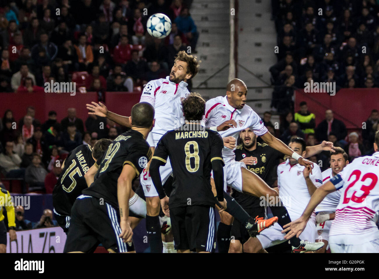 Fernando Llorente von Sevilla (C) Noten für 1-0 während der Gruppe D der UEFA Champions League-Fußball-match zwischen Sevilla FC und Juventus Turin im Estadio Ramon Sanchez Pizjuan in Sevilla, Spanien, 8. Dezember 2015 Stockfoto