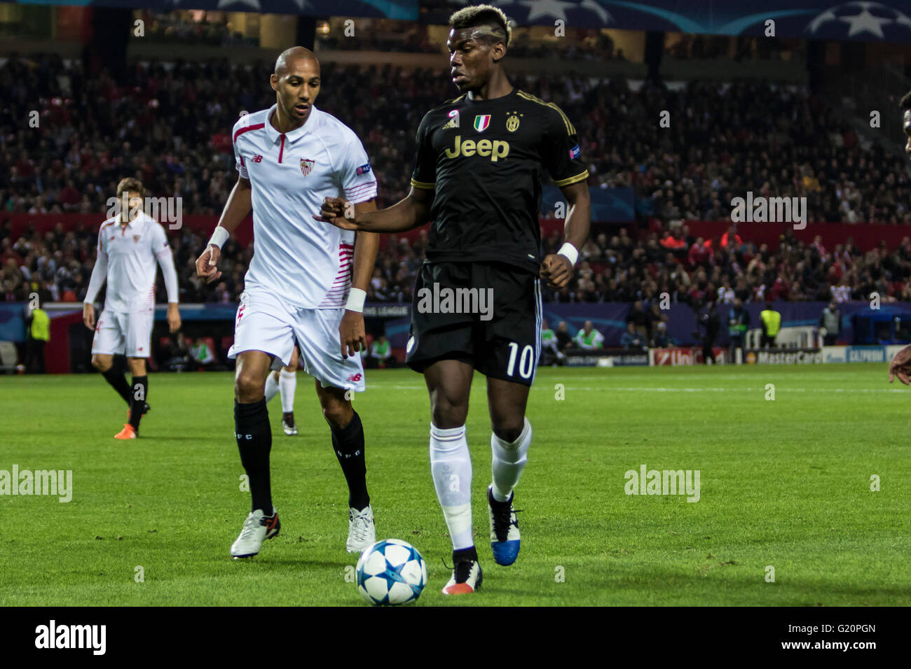 Paul Pogba von Juventus (R) treibt den Ball vor Steven unterfordert (L) in der Gruppe D der UEFA Champions League-Fußballspiel zwischen Sevilla FC und Juventus Turin im Estadio Ramon Sanchez Pizjuan in Sevilla, Spanien, 8. Dezember 2015 Stockfoto