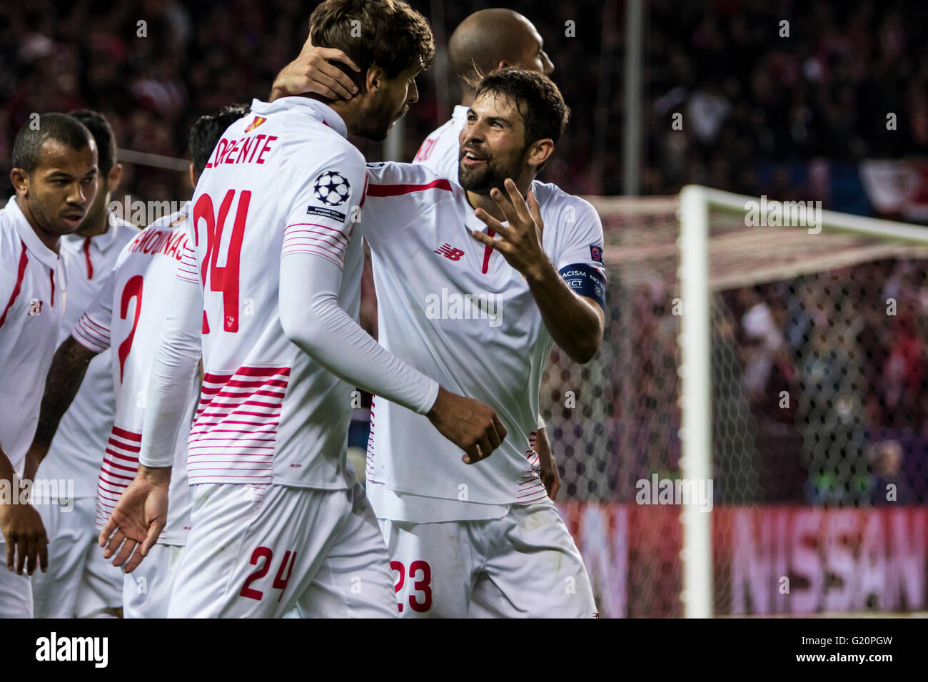 Fernando Llorente von Sevilla (L) und Coke of Sevilla (R) zu feiern, nach seinem Tor 1-0 in der UEFA Champions League-Gruppe D-Fußballspiel zwischen Sevilla FC und Juventus Turin im Estadio Ramon Sanchez Pizjuan in Sevilla, Spanien, 8. Dezember 2015 Stockfoto