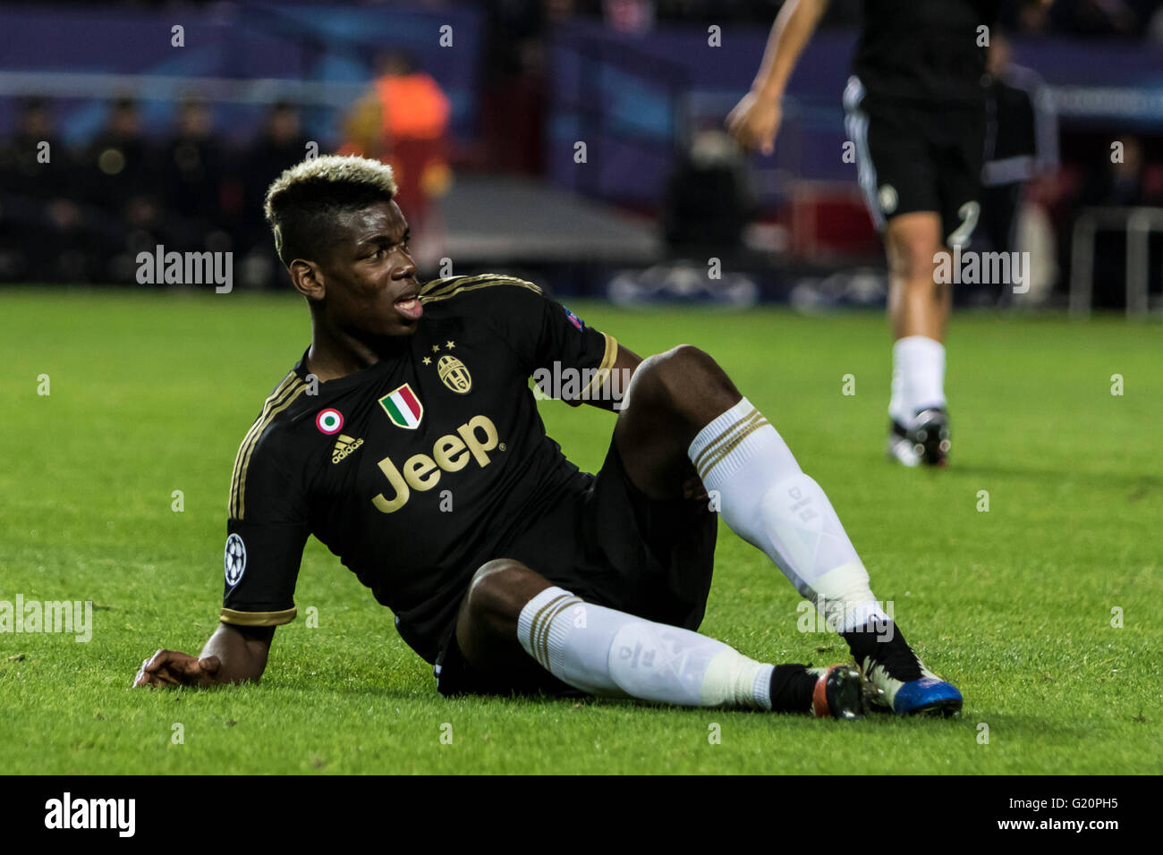 Paul Pogba von Juventus Turin liegt in der Gruppe D der UEFA Champions League-Fußballspiel zwischen Sevilla FC und Juventus Turin im Estadio Ramon Sanchez Pizjuan in Sevilla, Spanien, 8. Dezember 2015 Stockfoto