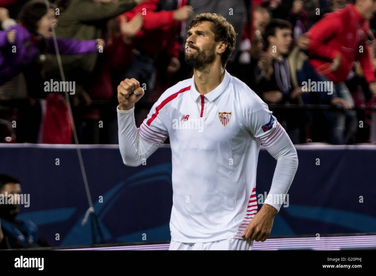 Fernando Llorente von Sevilla feiert nach seinem Tor 1-0 in der UEFA Champions League-Gruppe D-Fußballspiel zwischen Sevilla FC und Juventus Turin im Estadio Ramon Sanchez Pizjuan in Sevilla, Spanien, 8. Dezember 2015 Stockfoto
