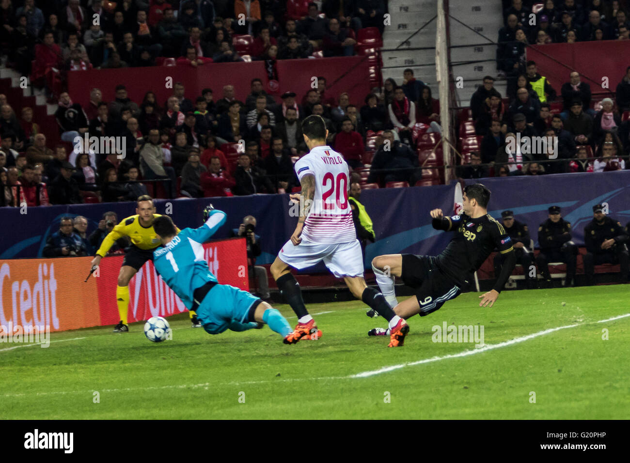 Alvaro Morata Juventus (R) schießt während der Gruppe D der UEFA Champions League-Fußballspiel zwischen Sevilla FC und Juventus Turin im Estadio Ramon Sanchez Pizjuan in Sevilla, Spanien, 8. Dezember 2015 Stockfoto
