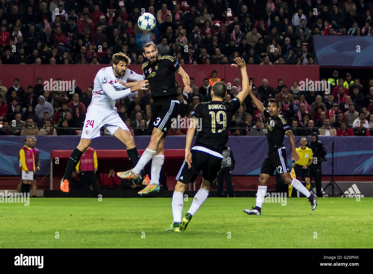 Fernando Llorente von Sevilla (L) schießt in der Gruppe D der UEFA Champions League-Fußballspiel zwischen Sevilla FC und Juventus Turin im Estadio Ramon Sanchez Pizjuan in Sevilla, Spanien, 8. Dezember 2015 Stockfoto