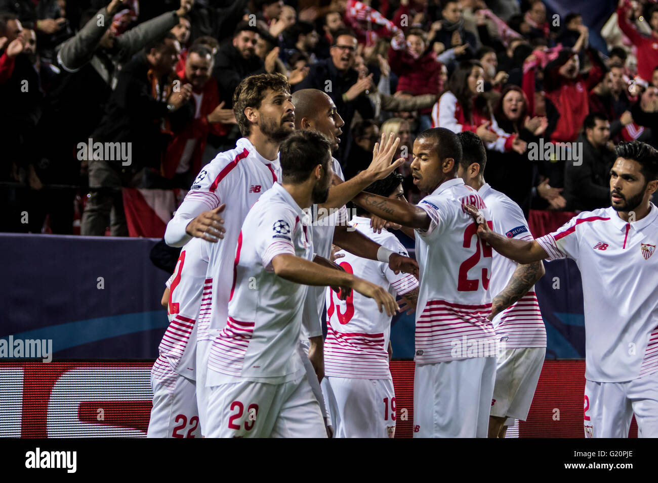 Spieler von Sevilla feiern nach seinem Tor 1-0 in der UEFA Champions League-Gruppe D-Fußballspiel zwischen Sevilla FC und Juventus Turin im Estadio Ramon Sanchez Pizjuan in Sevilla, Spanien, 8. Dezember 2015 Stockfoto