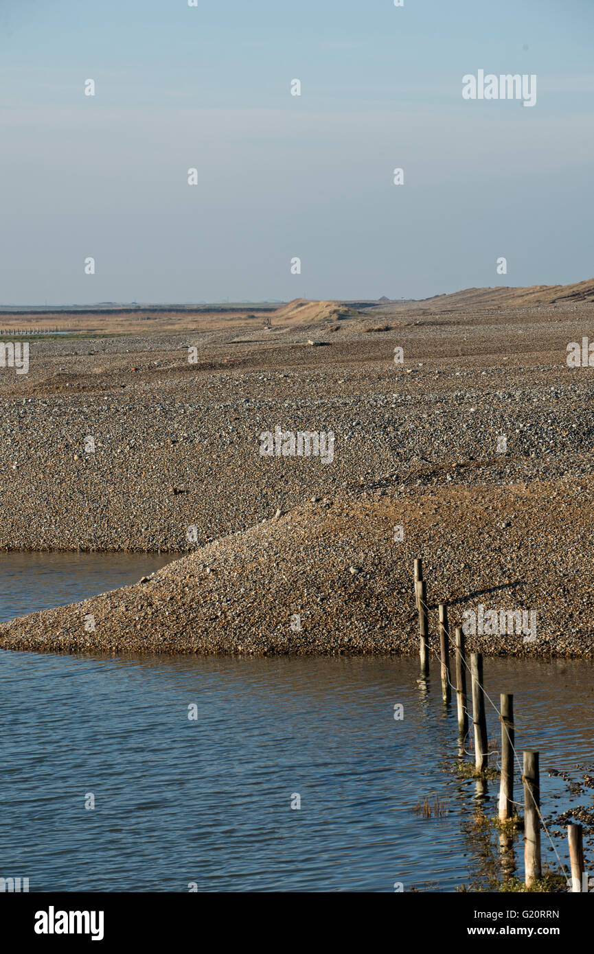 Effekte, Sümpfe und Kies Strand Dezember 5. 2013 Nordsee Überspannungsschutz bei Cley Sümpfe Norfolk Stockfoto