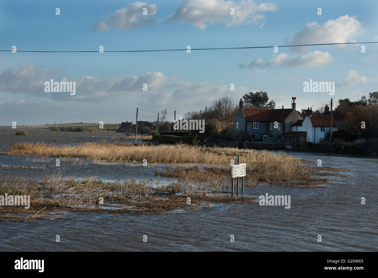 Salthouse überflutet nach Sturmflut der Nacht des 5. Dezember 2013 Norfolk Stockfoto