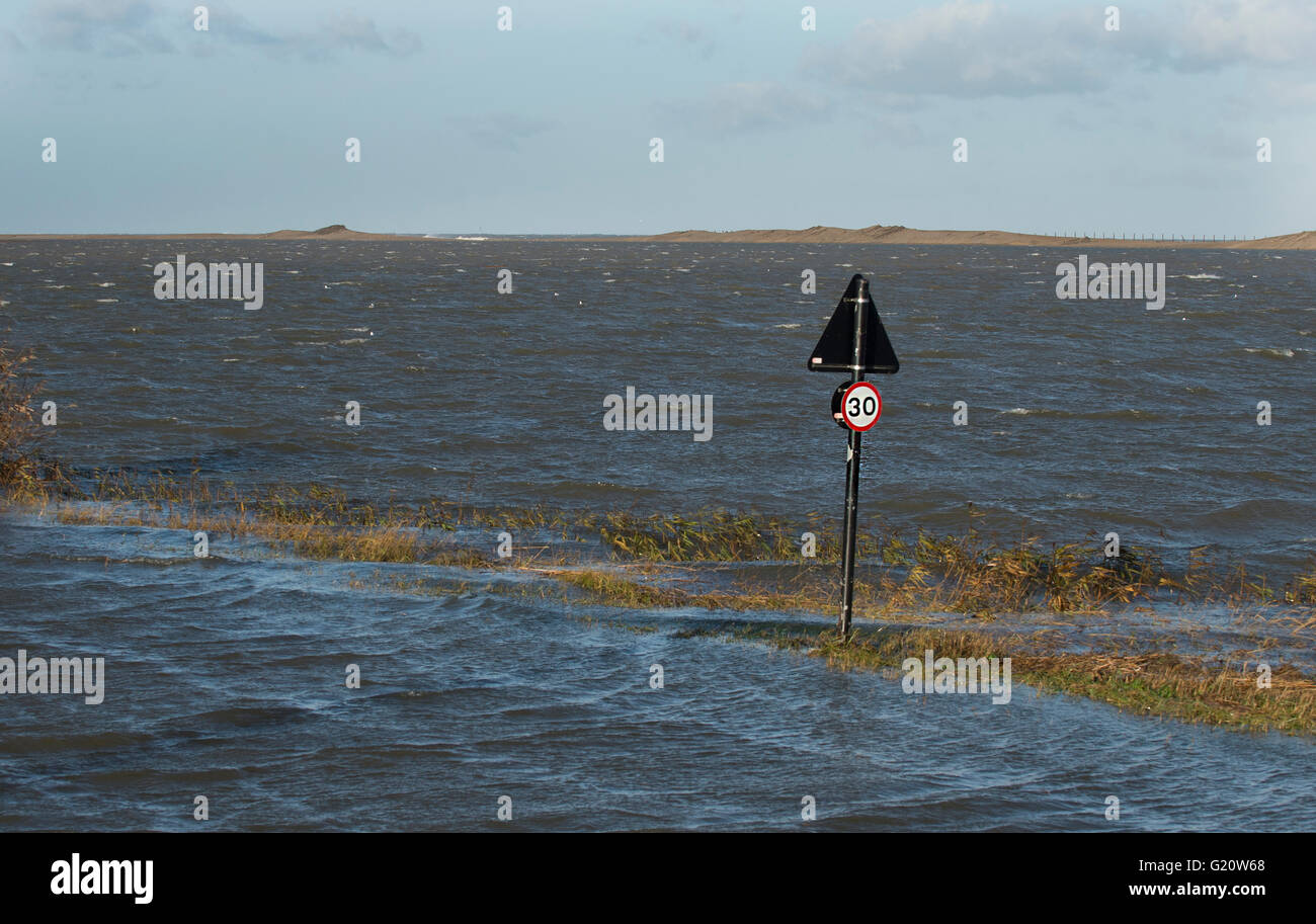 Salthouse überflutet nach Sturmflut der Nacht des 5. Dezember 2013 Norfolk Stockfoto